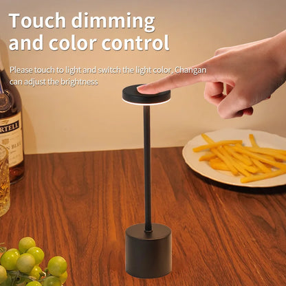 Lámpara de mesa LED con sensor táctil simple: recargable y elegante
