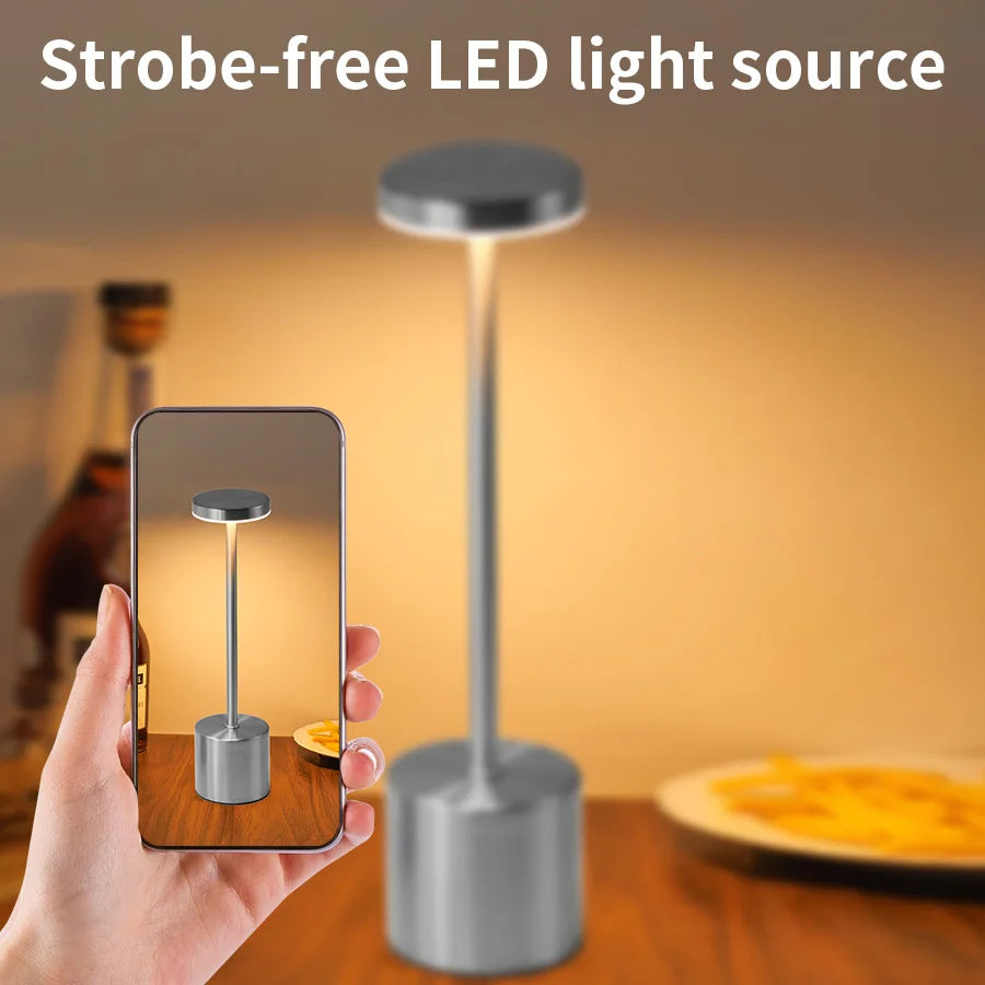 Lámpara de mesa LED con sensor táctil simple: recargable y elegante